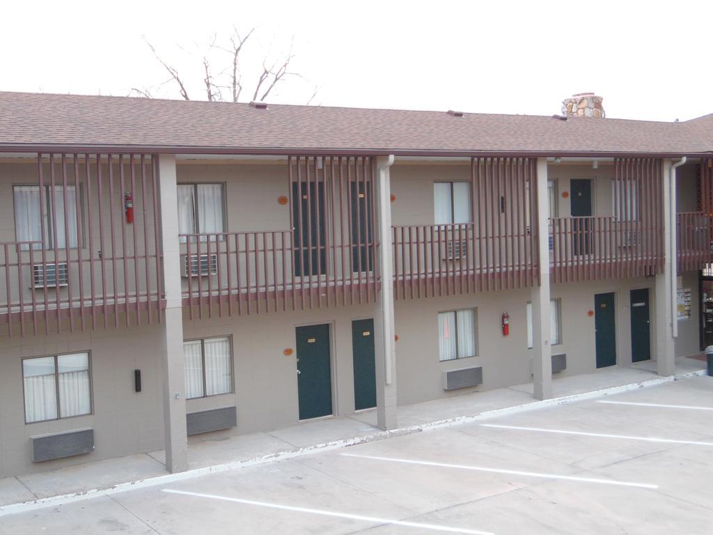 Bear Lodge Motel Сандэнс Экстерьер фото